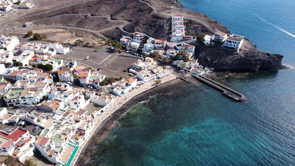 een luchtzicht op een dorp op een eiland in het water bij Casa Aloe C. Las Playitas. in Las Playitas