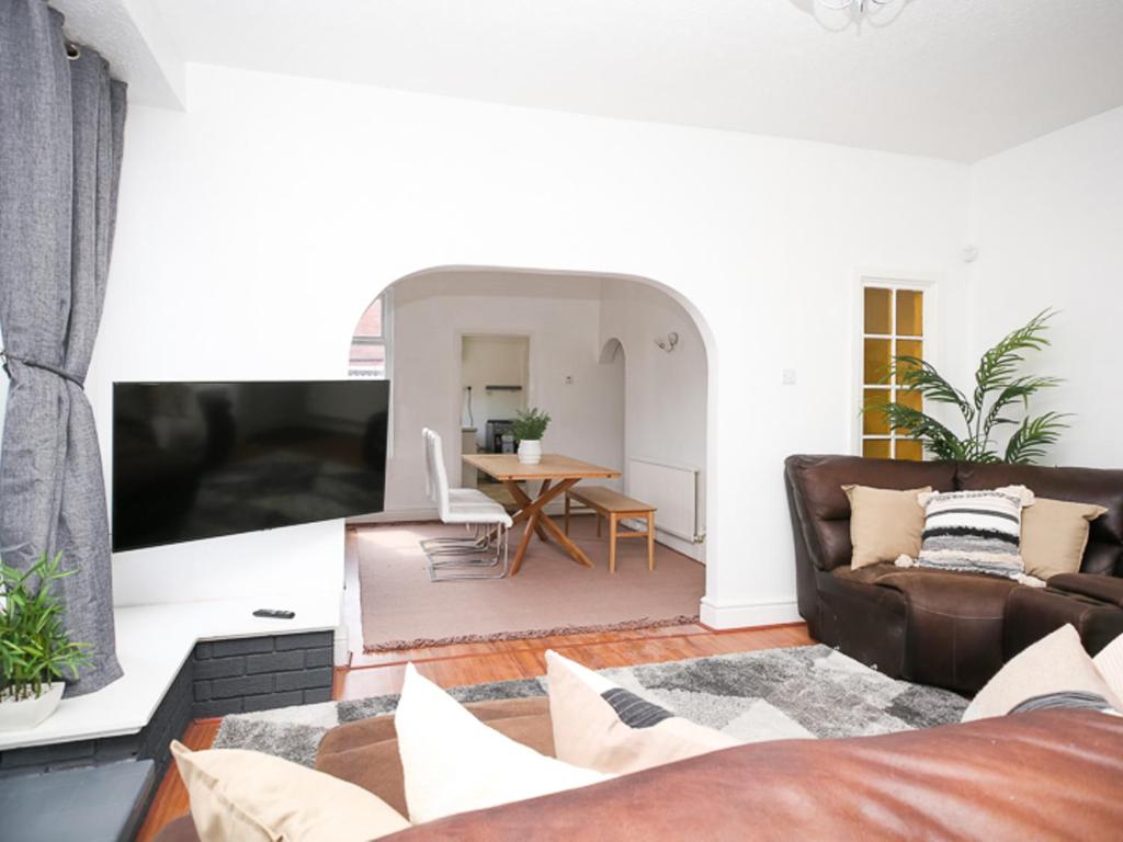 sala de estar con sofá y mesa en Pass the Keys Spacious home near City Centre en Mánchester