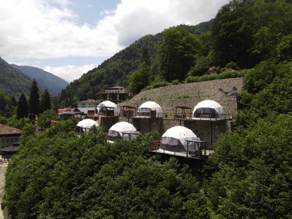 un groupe de dômes au milieu d'une montagne dans l'établissement Kaledome Orman evleri, à Çamlıhemşin