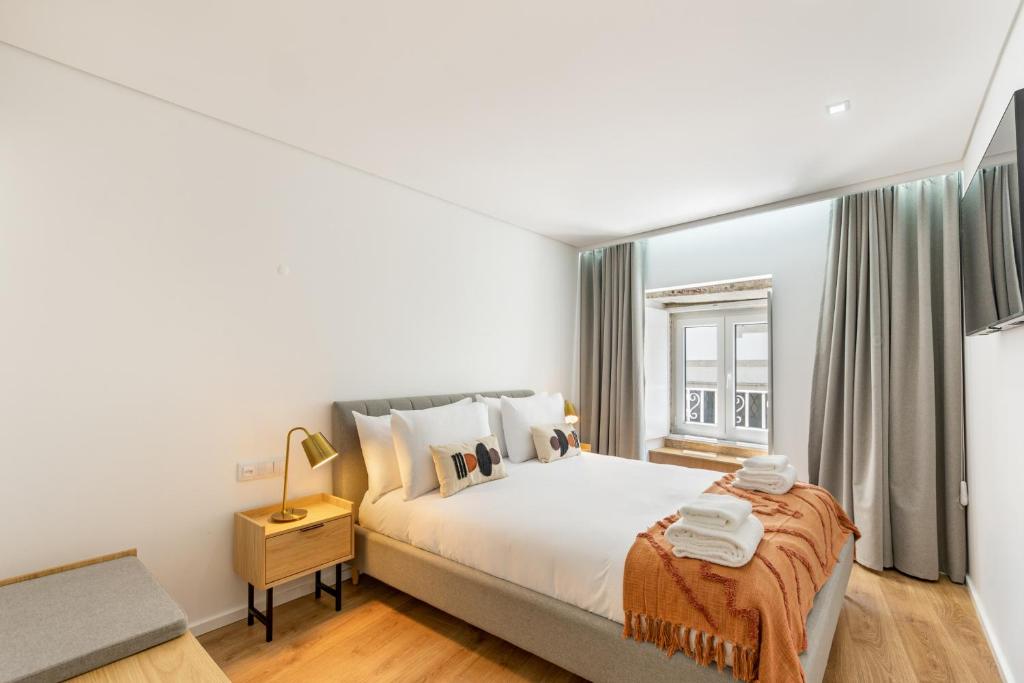 - une chambre avec un grand lit et une fenêtre dans l'établissement Sé Apartamentos - Dom Miguel Apartment, à Braga