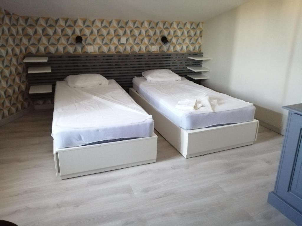 two beds in a room with two mattresses at Gite Bin Benaise sans linge in Pamproux