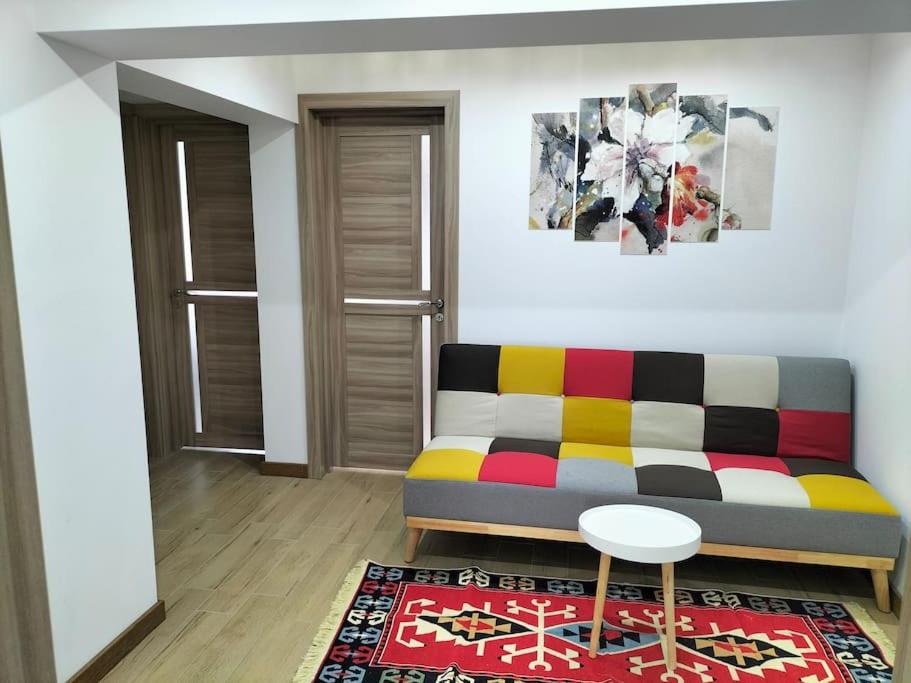 sala de estar con sofá y mesa en Apartament Ary, en Borşa