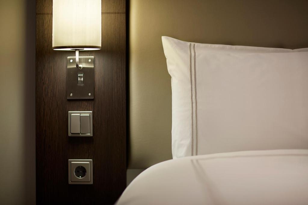 Кровать или кровати в номере Premier Inn Dresden City Zentrum