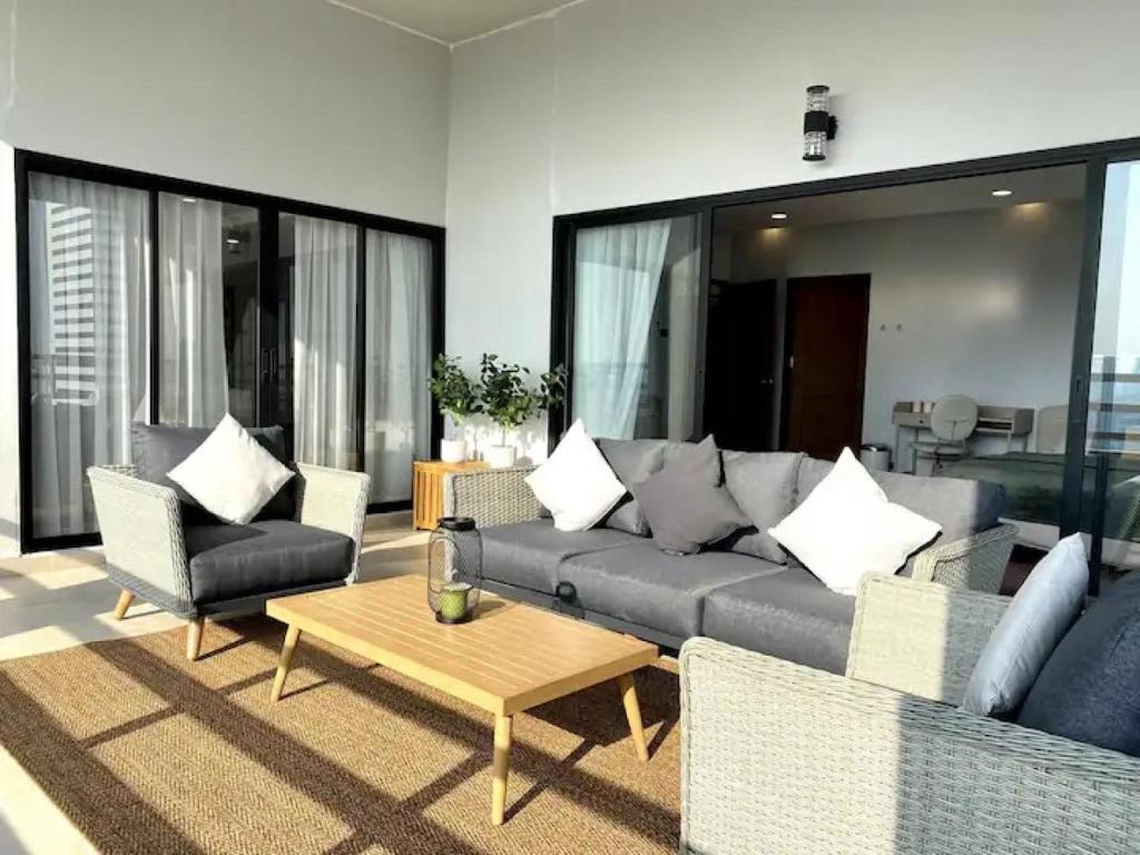Posezení v ubytování 3 Bedroom panoramic penthouse with kitchen