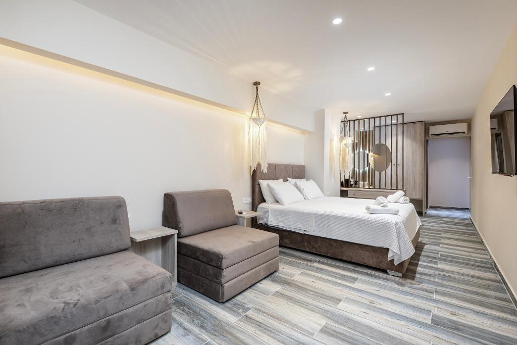 Postel nebo postele na pokoji v ubytování Kyma Rooms & Suites