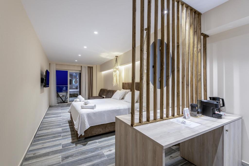 Postel nebo postele na pokoji v ubytování Kyma Rooms & Suites