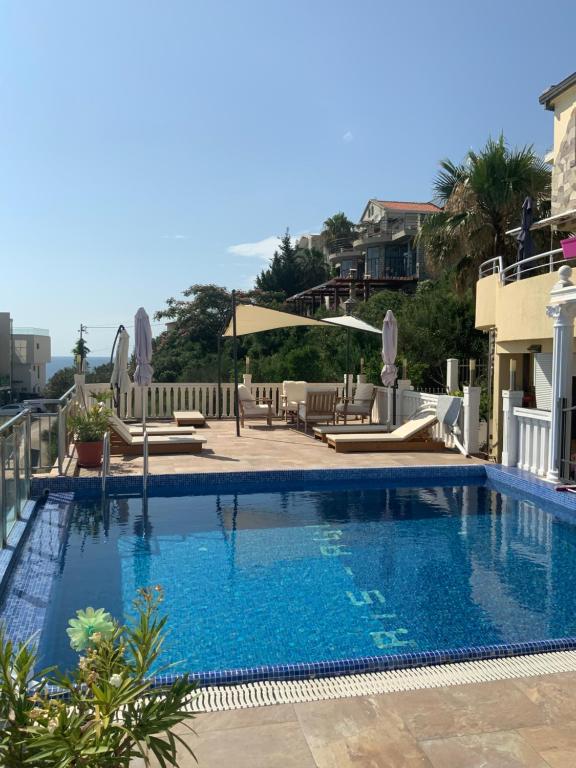 Piscina a Vila Anja o a prop