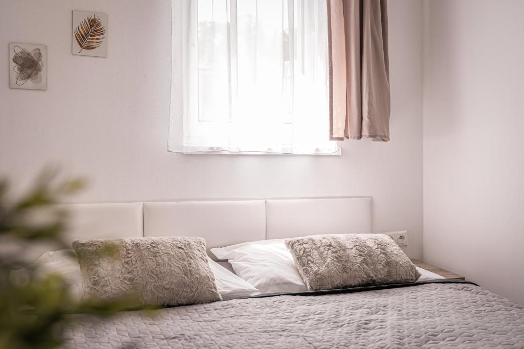 Un pat sau paturi într-o cameră la Apartments By Pyramid - Michal