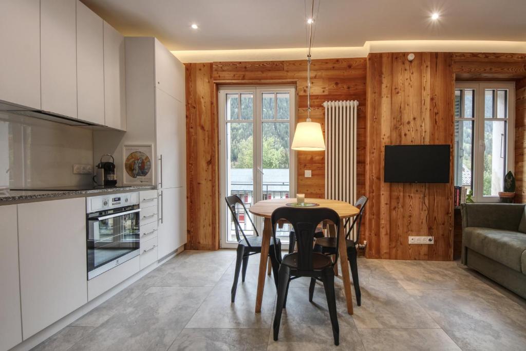 une cuisine et une salle à manger avec une table et des chaises dans l'établissement Apartment Bonatti 201, à Chamonix-Mont-Blanc