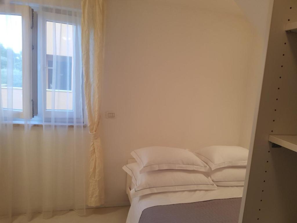 Postel nebo postele na pokoji v ubytování Apartments Fontana Zambratija
