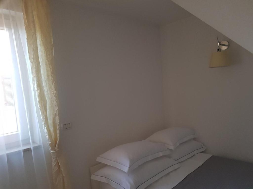 Postel nebo postele na pokoji v ubytování Apartments Fontana Zambratija