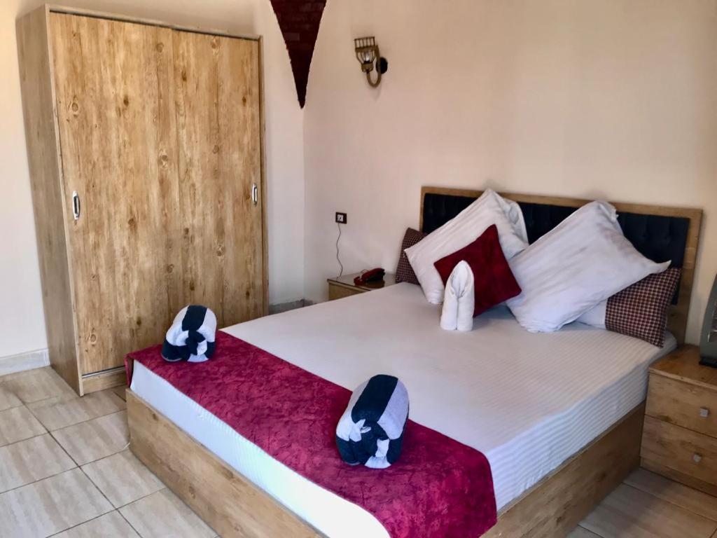 Un pat sau paturi într-o cameră la Sahara Pyramids Hotel