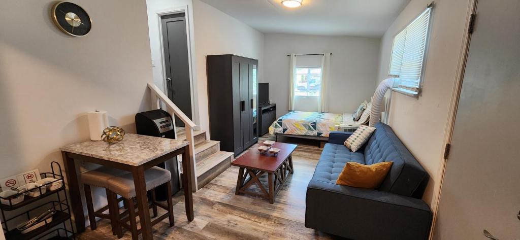 Posezení v ubytování New ! Lovely Studio w/ patio, Parking on premises