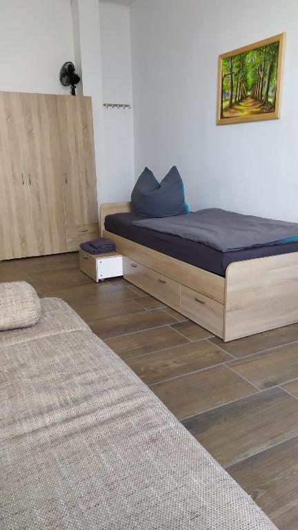 um quarto com duas camas num quarto em Monteurzimmer em Frankfurt an der Oder