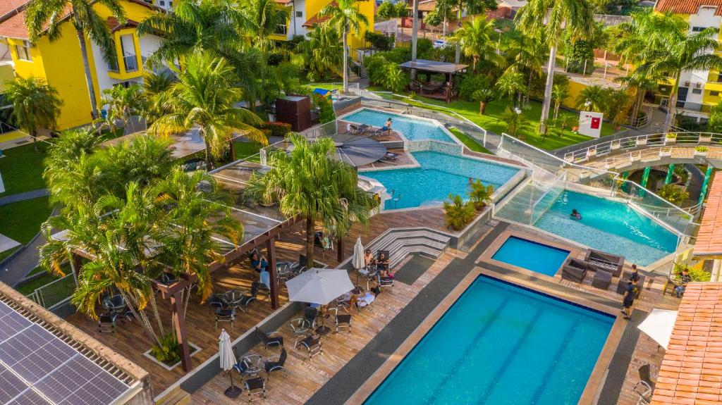博尼圖的住宿－馬魯阿酒店，享有度假村游泳池的顶部景致