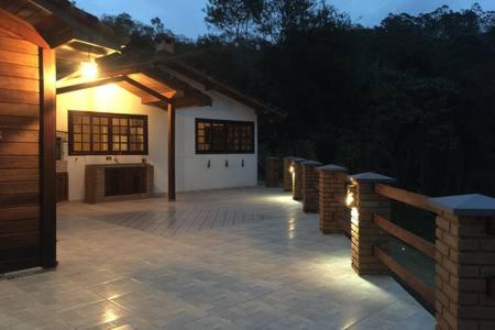 un patio con un edificio con luces encendidas en Recanto Vista Mantiqueira en Guararema