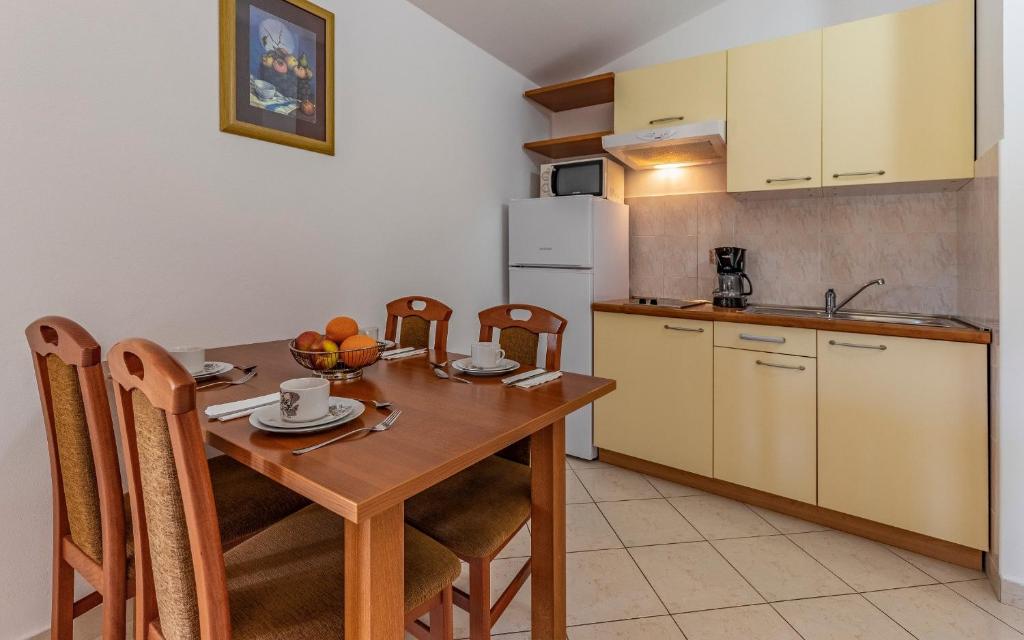 Kuchyň nebo kuchyňský kout v ubytování Apartments Rok