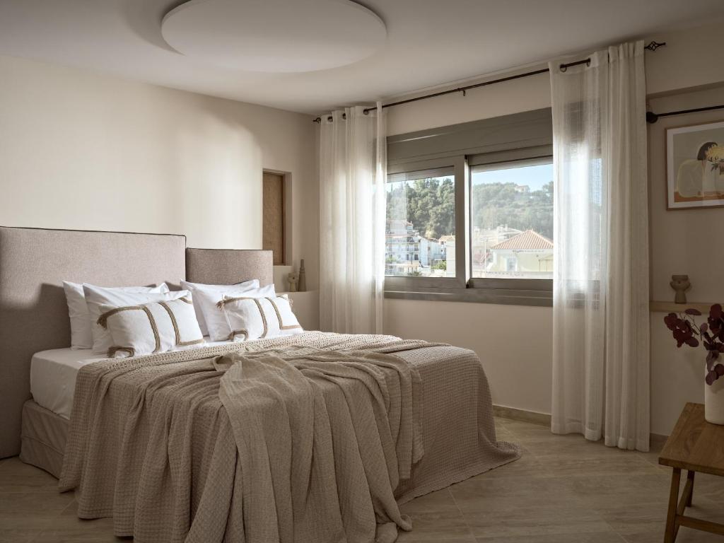 Postel nebo postele na pokoji v ubytování Laura Suites