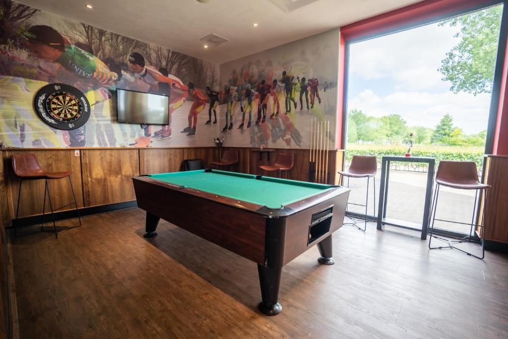 Biliár nebo kulečník v ubytování Bastion Hotel Leeuwarden
