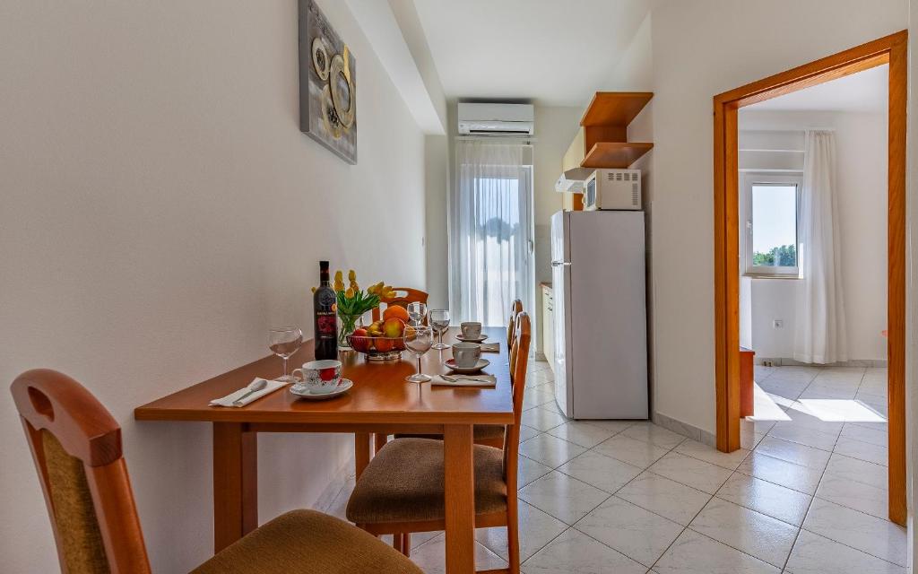 Kuchyň nebo kuchyňský kout v ubytování Apartments Rok