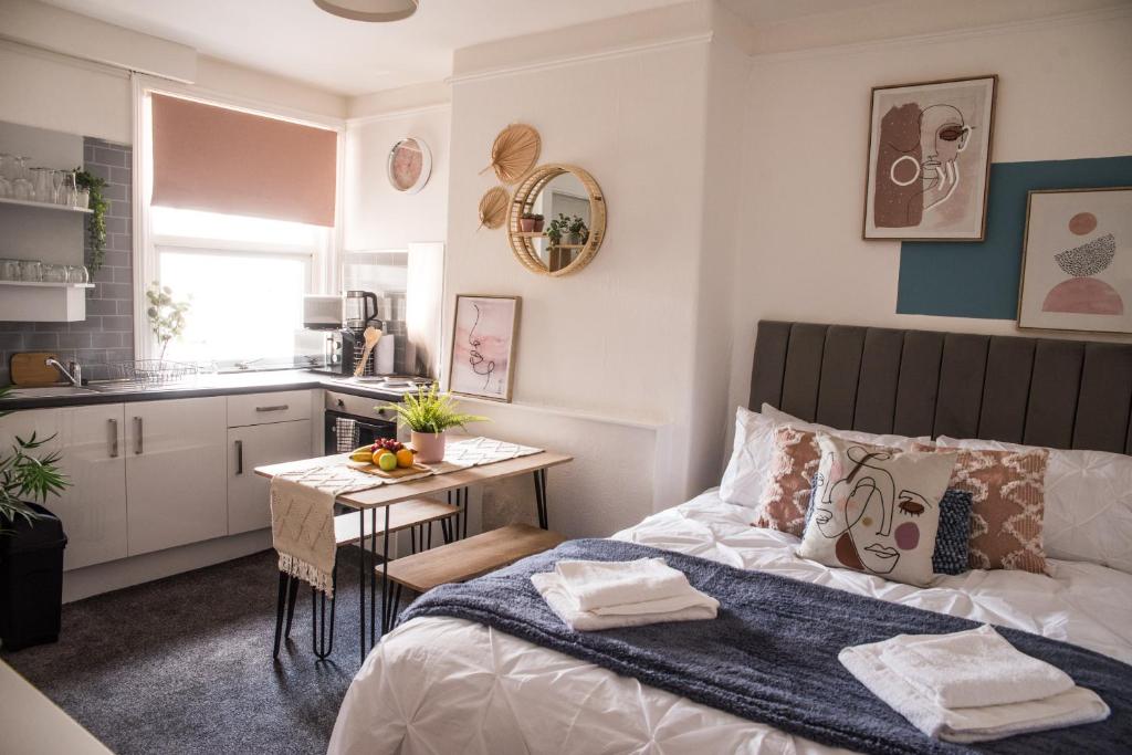 Cet appartement comprend une chambre avec un lit et une petite cuisine. dans l'établissement Blackpool Abode - Laguna Studio Apartment, à Blackpool