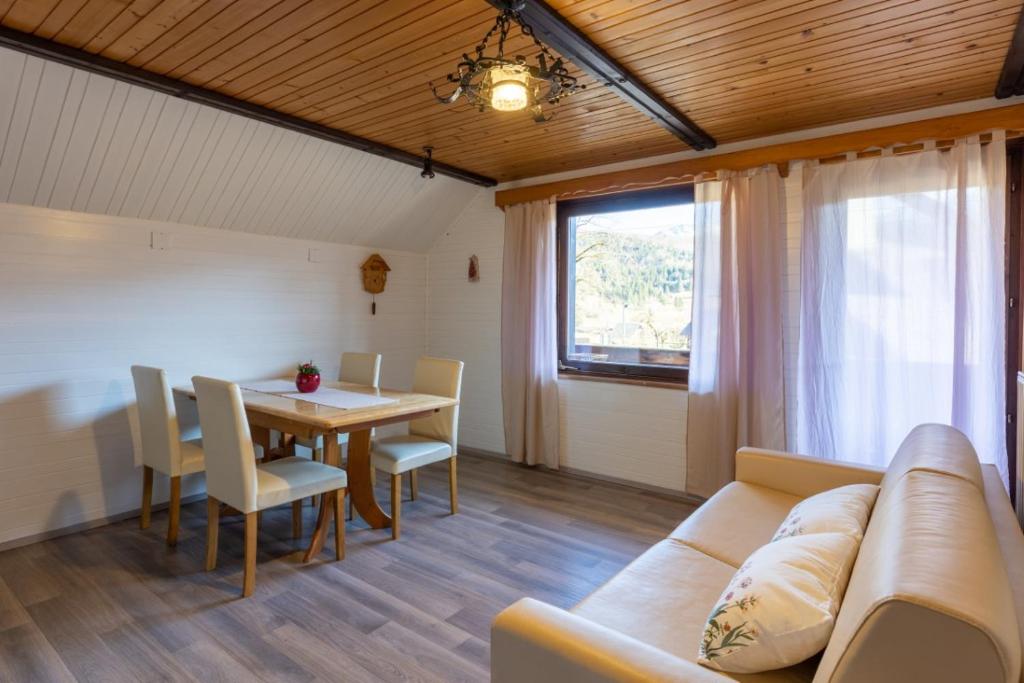 Posezení v ubytování Apartment and room Mateja Kovačič