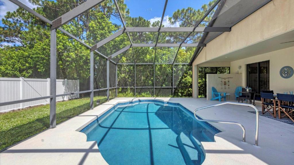 una piscina en el patio trasero de una casa en 209 Australian, en Rotunda-West