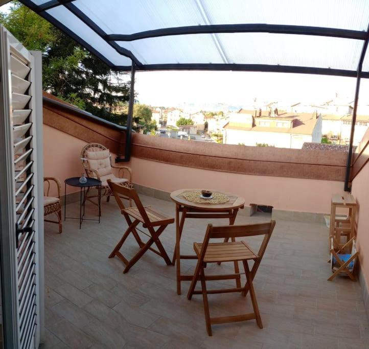 patio ze stołem i krzesłami na dachu w obiekcie Casa Vacanze Donna Lucia w mieście Castel di Sangro