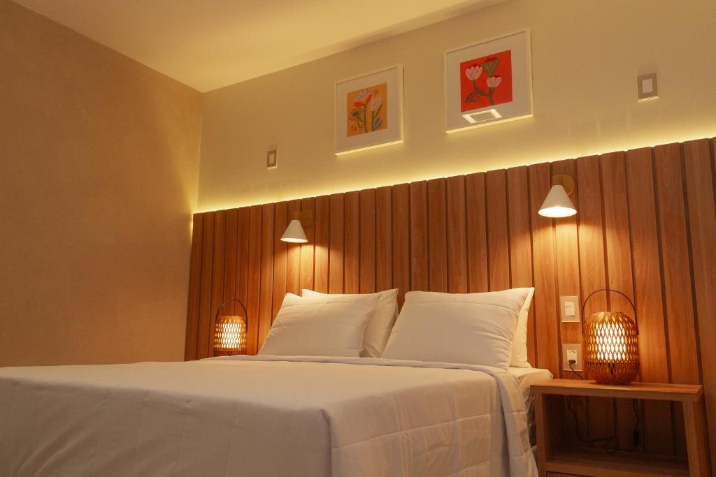 Postel nebo postele na pokoji v ubytování Principe do Mutá Hotel Design