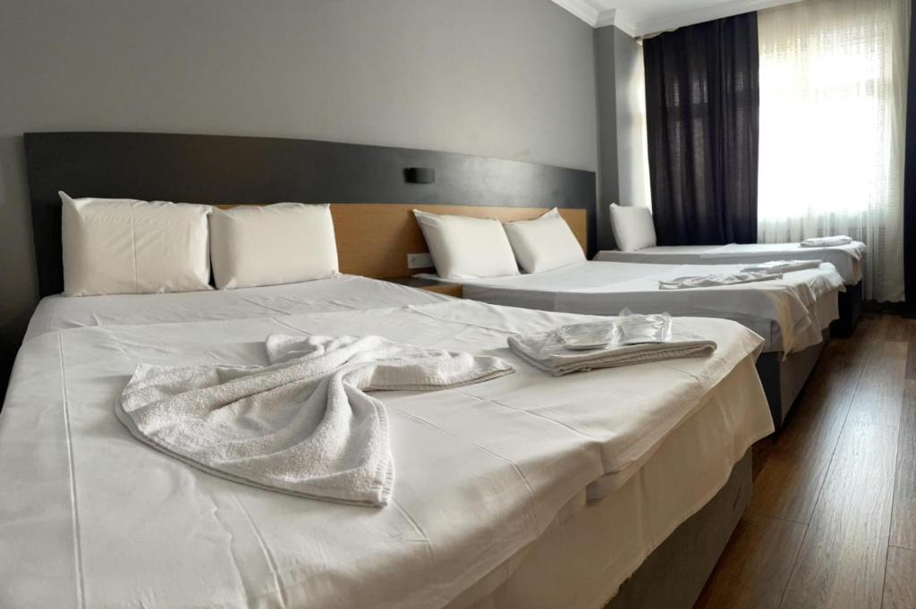 A bed or beds in a room at Hotel Otağ