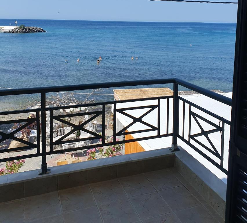 uma varanda com vista para o oceano em Island apartment N.Skioni em Nea Skioni