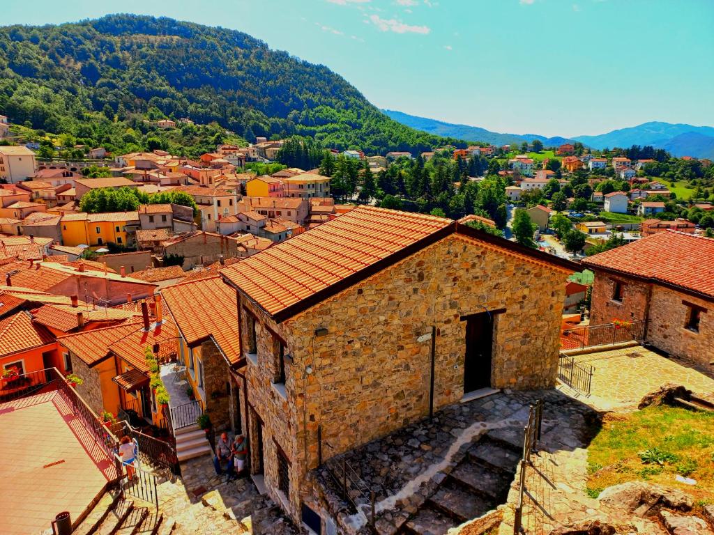 - une vue aérienne sur un village avec un bâtiment dans l'établissement Laura Guest House Sasso di Castalda, à Sasso di Castalda