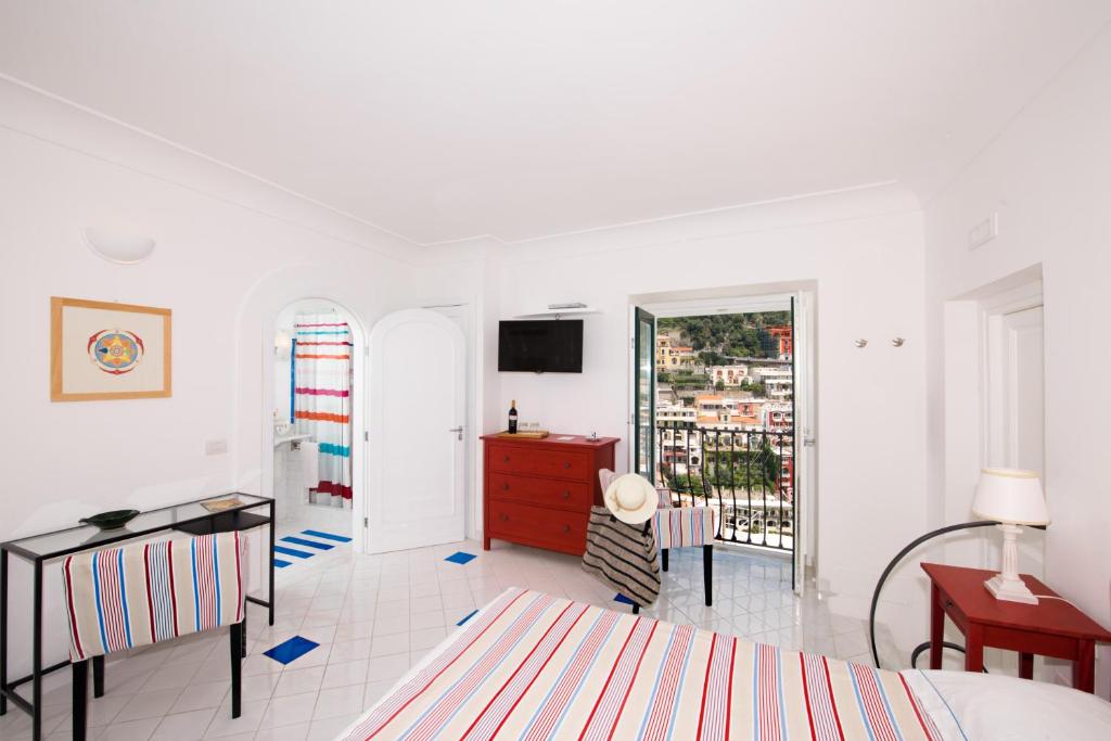 A television and/or entertainment centre at Albergo Miramare Positano