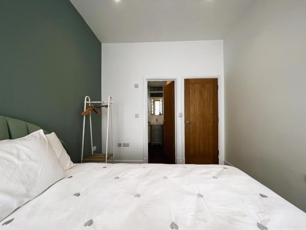 Postel nebo postele na pokoji v ubytování Cross Street Apartment