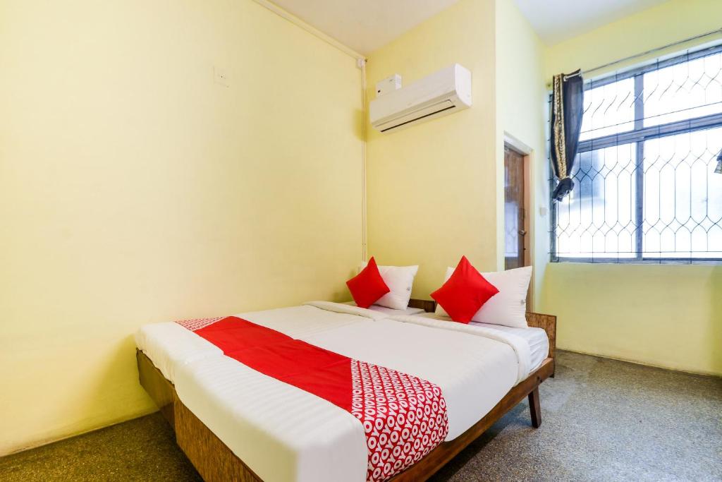 Postel nebo postele na pokoji v ubytování Hotel O Aruljothi Gandhipuram Bus Terminus