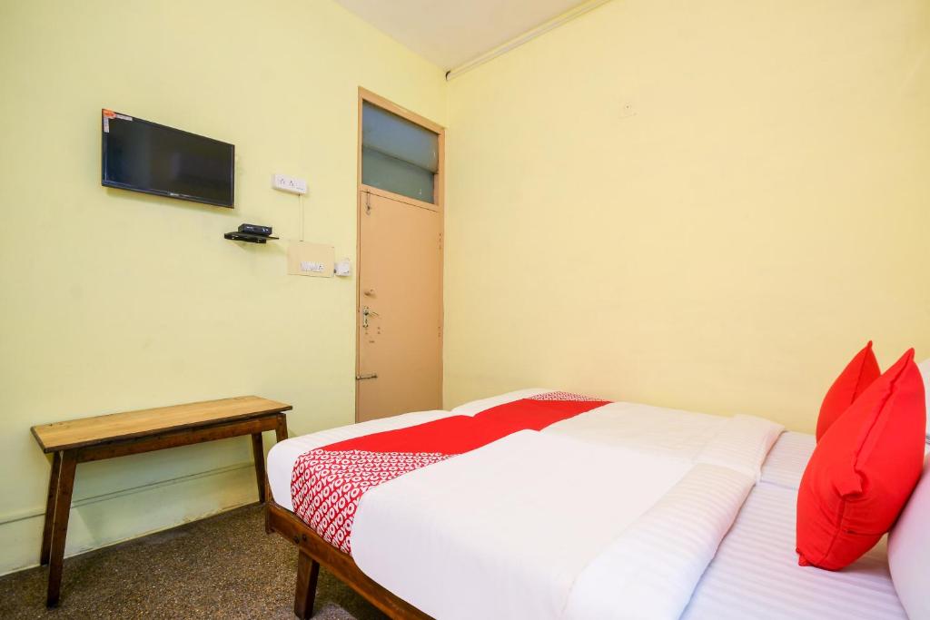Postel nebo postele na pokoji v ubytování Hotel O Aruljothi Gandhipuram Bus Terminus