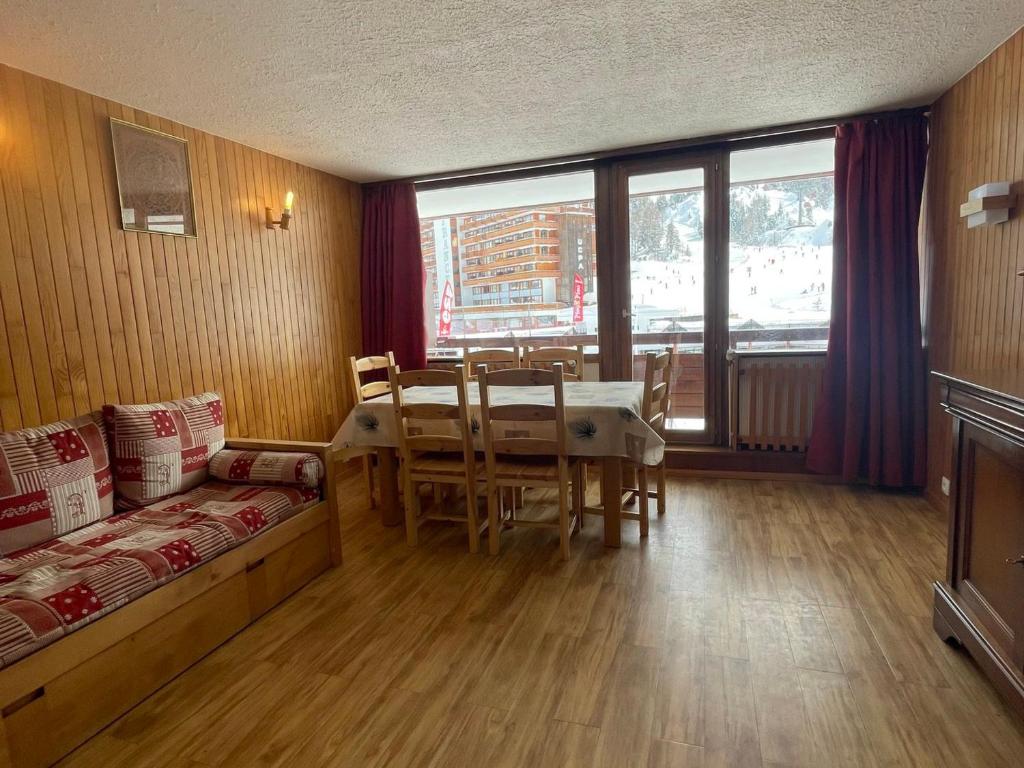 a room with a table and chairs and a dining room at Appartement La Plagne, 3 pièces, 7 personnes - FR-1-181-2622 in La Plagne Tarentaise