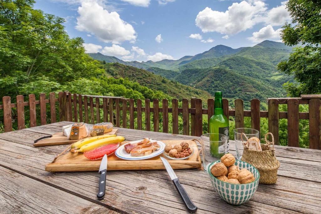 廣場區的住宿－Montegrande entorno mágico rodeado de montañas，一张野餐桌,上面放着一盘食物和一瓶葡萄酒
