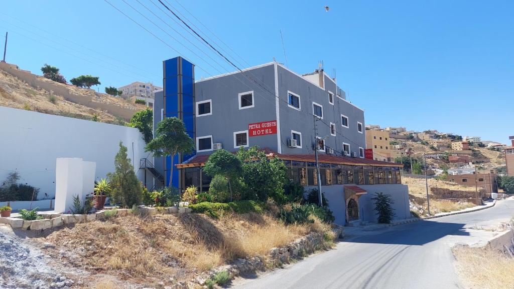 ein großes Gebäude am Straßenrand in der Unterkunft Petra Guests Hotel in Wadi Musa