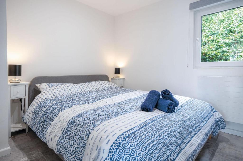 Postel nebo postele na pokoji v ubytování The Garden Lodge - 1 Bedroom Lodge - Tenby