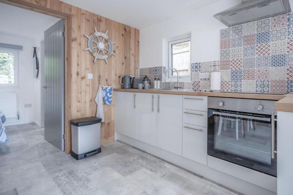 Kuchyň nebo kuchyňský kout v ubytování The Garden Lodge - 1 Bedroom Lodge - Tenby