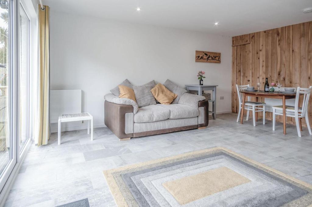 Posezení v ubytování The Garden Lodge - 1 Bedroom Lodge - Tenby