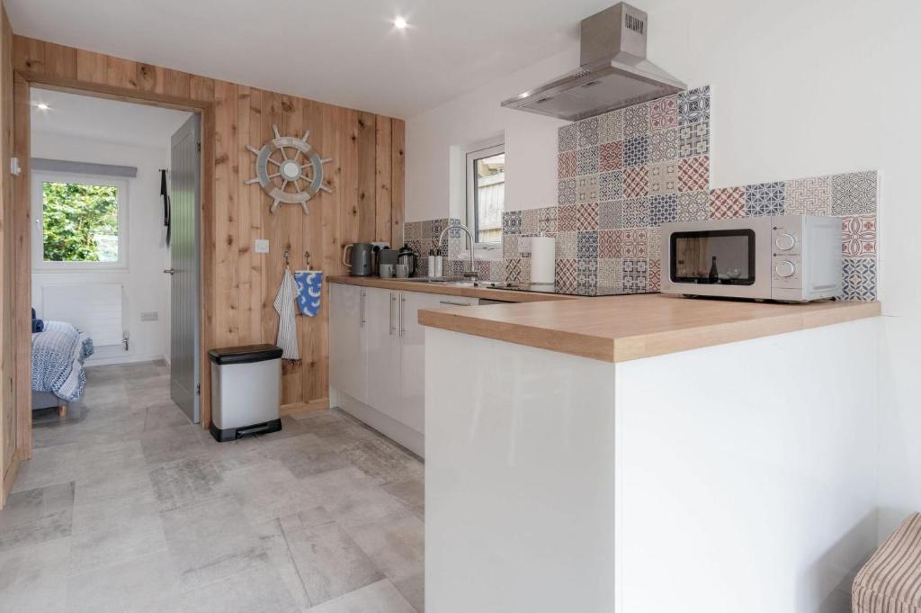 Kuchyň nebo kuchyňský kout v ubytování The Garden Lodge - 1 Bedroom Lodge - Tenby