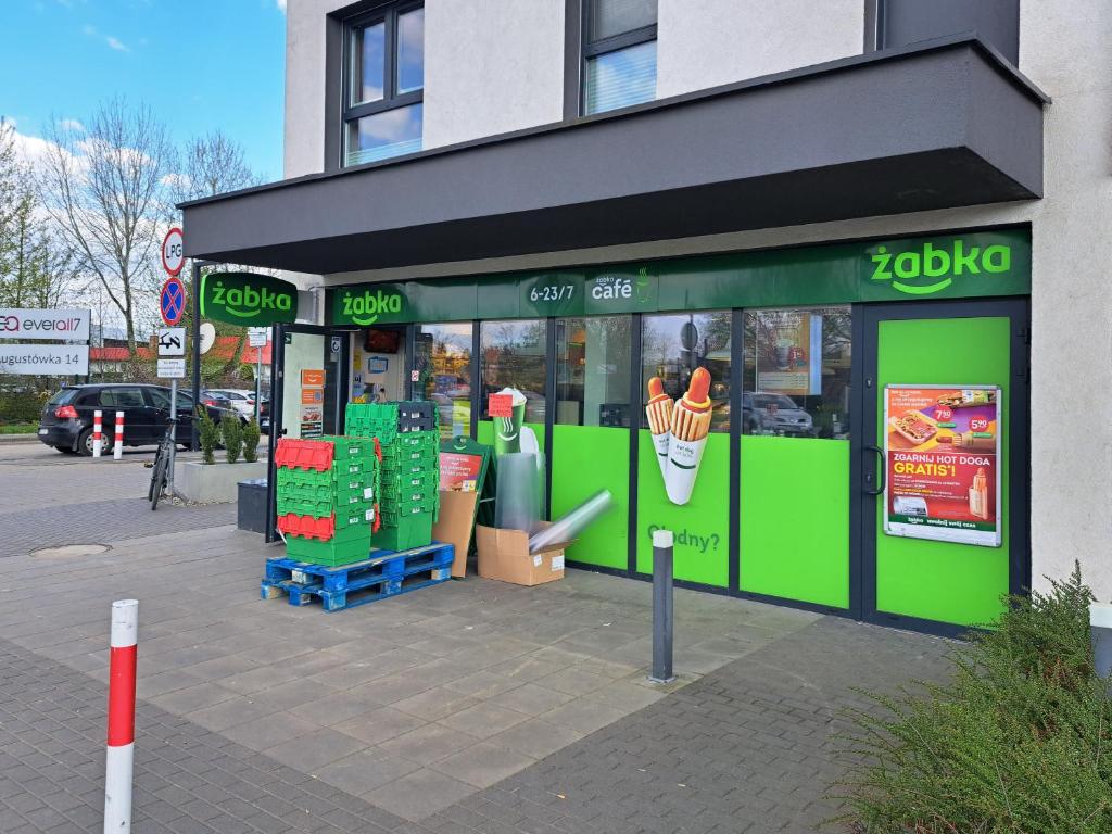 Supermarket alebo iný obchod pri apartmánovom hoteli alebo v okolí