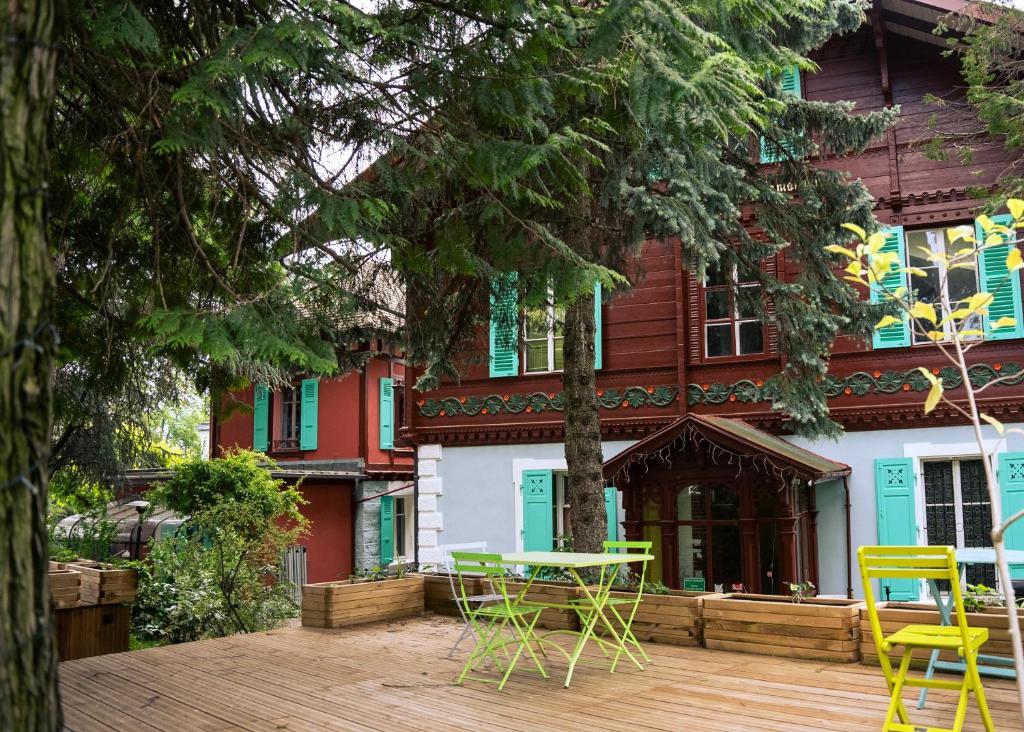 eine Terrasse mit Stühlen und einem Tisch vor einem Haus in der Unterkunft Le Chalet d'Ouchy in Lausanne