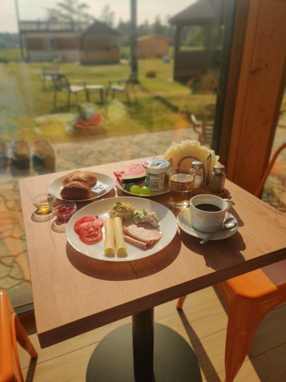 Jedlo v ubytovaní bed & breakfast alebo blízkom okolí