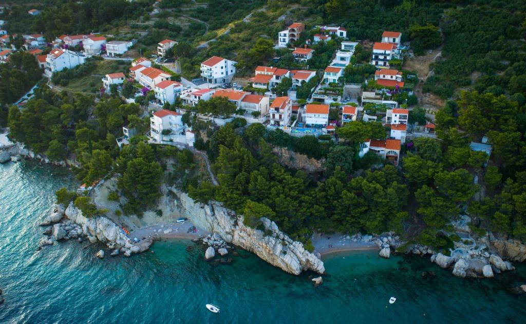 - une vue aérienne sur une petite île de l'océan dans l'établissement Villa Stina, à Pisak