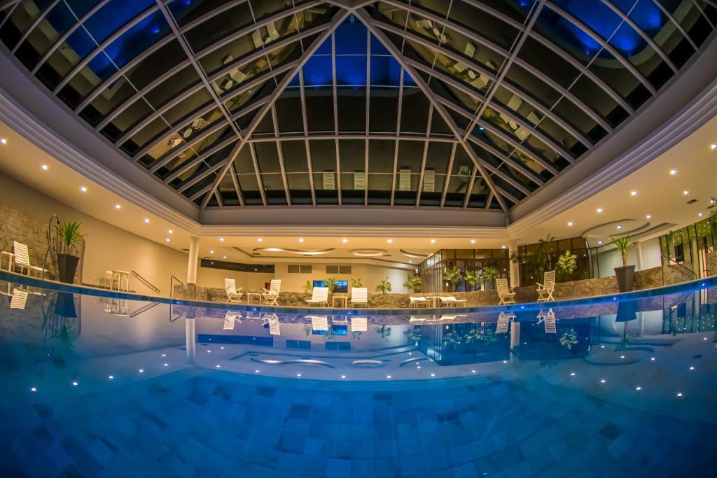 una gran piscina en un hotel con un gran techo en ibis Styles Sorocaba Santa Rosalia, en Sorocaba