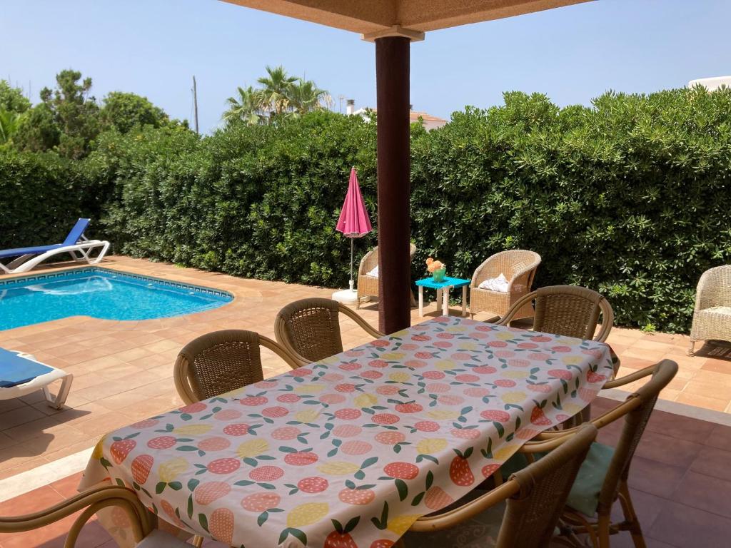 Bazén v ubytování Beautiful Villa & Swimming Pool in Cala Blanca nebo v jeho okolí
