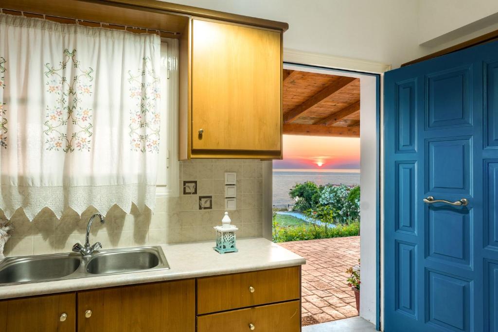A kitchen or kitchenette at St. Harry's Windmill